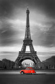 Eiffelova věž a staré červené auto-Paříž
