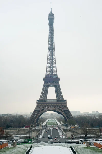 根据雪-巴黎埃菲尔铁塔 — 图库照片