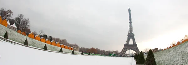Эйфелева башня под снегом - Париж — стоковое фото