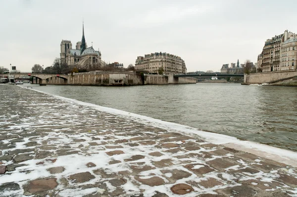 Notre dame de Paris avec neige sur le quai — Photo