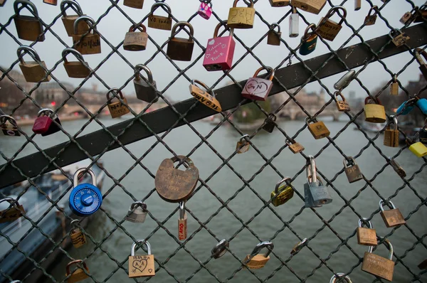 Η αγάπη κλειδώνει στο Παρίσι — Φωτογραφία Αρχείου
