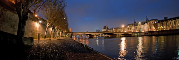 Parisiska bron nattetid — Stockfoto