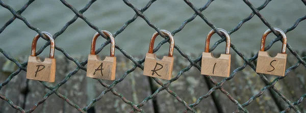 Cerraduras de amor en París —  Fotos de Stock