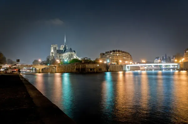 Notre dame de Paris de noche — Foto de Stock