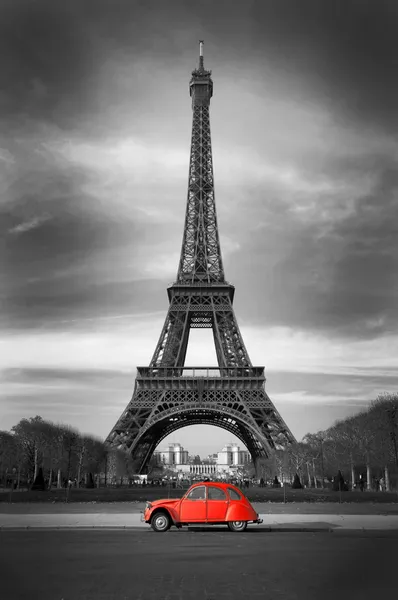 Eiffelturm und altes rotes Auto -Paris Stockfoto