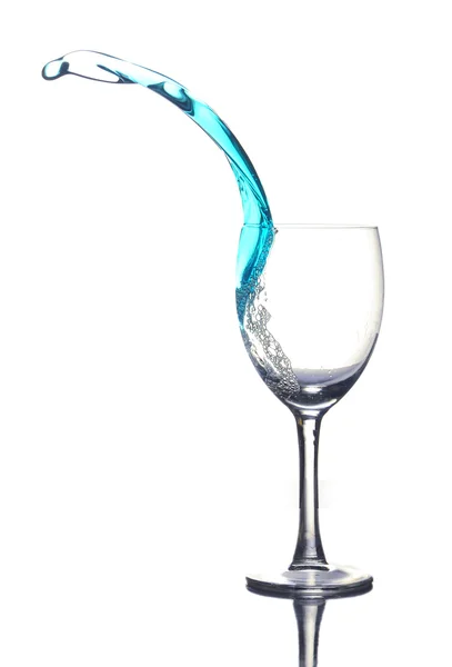 Färgade Flytande Stänka Ett Glas Vit Bakgrund — Stockfoto