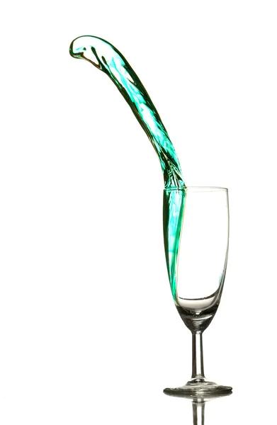 Gekleurde Vloeibare Uitspatten Van Een Glas Een Witte Achtergrond — Stockfoto