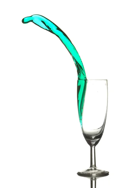 Líquido de color salpicando un vaso — Foto de Stock
