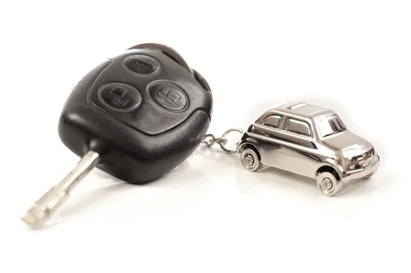 Schlüsselauto mit kleinem Schlüsselanhänger in Wagenform — Stockfoto