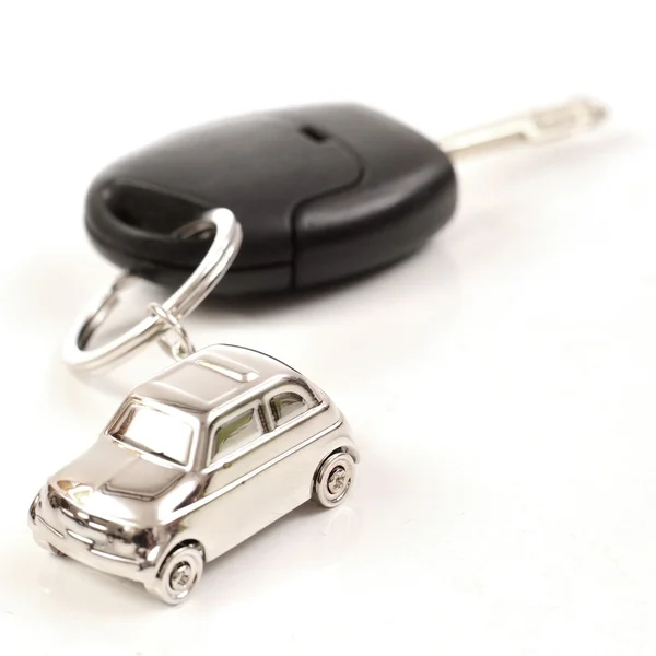 Schlüsselauto mit kleinem Schlüsselanhänger in Wagenform — Stockfoto