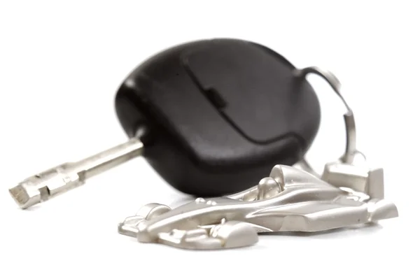 汽车关键和汽车的形状中的小钥匙圈。 — 图库照片