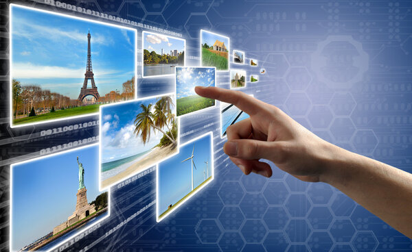 Палец нажимает виртуальную кнопку на интерфейсе сенсорного экрана
