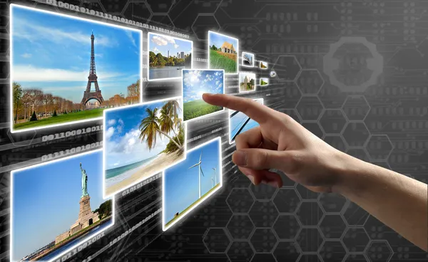 Prstem tlačí virtuální tlačítka na dotykové obrazovky rozhraní — Stock fotografie
