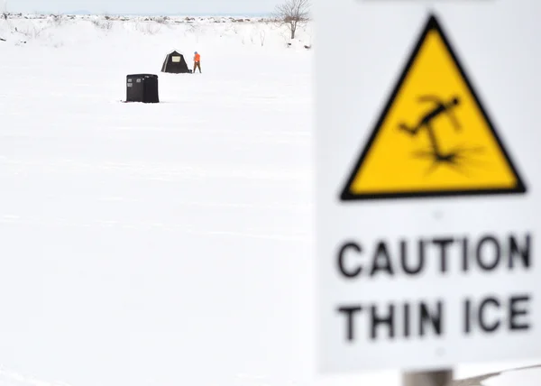 Znak Ostrzegawczy Zamarznięte Jezioro Lodu Rybaków Jeziorze Cienki Lód — Zdjęcie stockowe