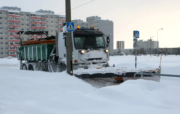 Limpeza de neve na estrada — Fotografia de Stock