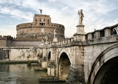 Bridge and castle de Sant'Angelo clipart