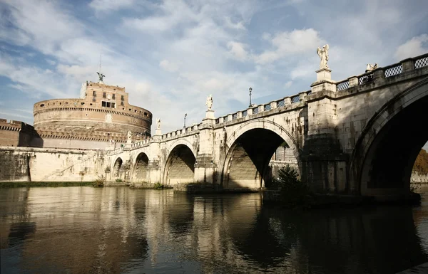 Мост и замок Сан-Анджело — стоковое фото