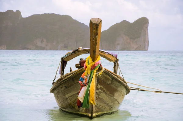 Piękny długi ogon łodzi nad brzegiem morza piasek — Zdjęcie stockowe