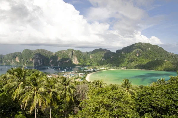 タイのピピ島の海と空を風景します — ストック写真