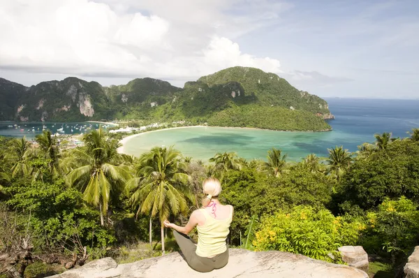 Красивая девушка смотрит на остров Пхи Пхи — стоковое фото