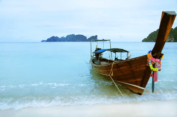 Piękny długi ogon łodzi nad brzegiem morza piasek — Zdjęcie stockowe