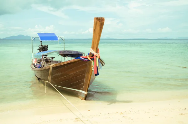 Hermoso bote de cola larga en la playa de arena —  Fotos de Stock