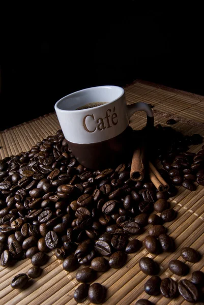 咖啡杯和咖啡豆 — 图库照片