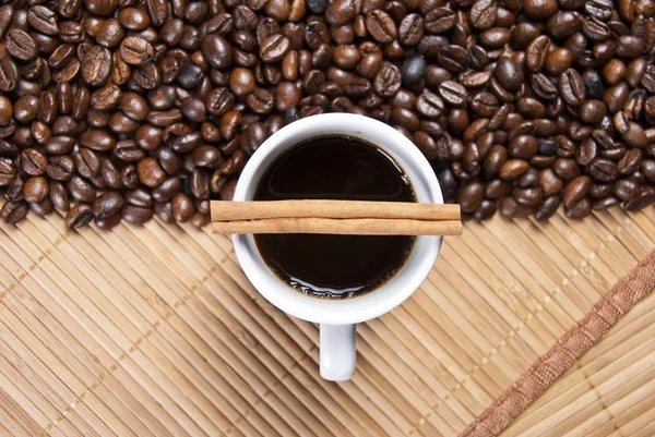 Xícara de café e grãos de café vista superior — Fotografia de Stock