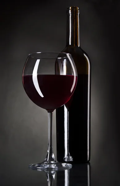 Butelka i kieliszek czerwonego wina — Zdjęcie stockowe