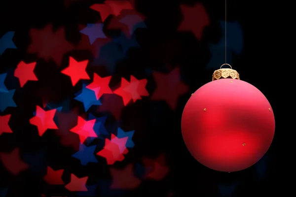 Κόκκινη Χριστουγεννιάτικη μπάλα και αστέρια — Φωτογραφία Αρχείου
