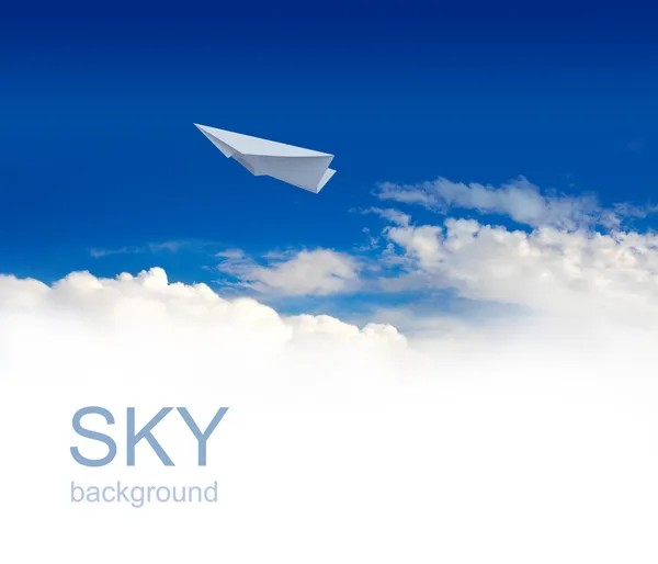 Papierowym samolocikiem w błękitne niebo — Zdjęcie stockowe