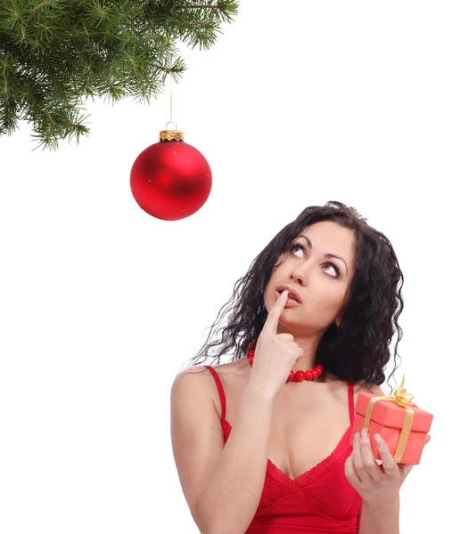 Kvinna med gåva rutan och christmas ball — Stockfoto