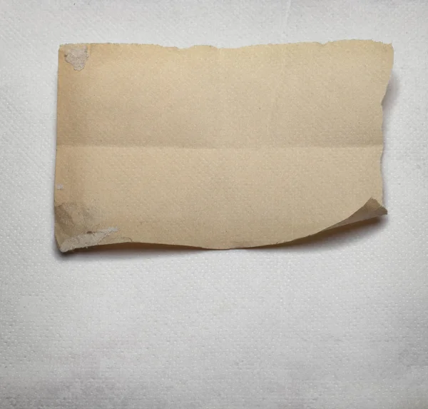 Разорванные кусочки бумаги на фоне гранжа — стоковое фото