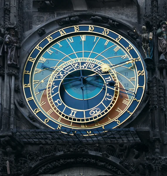 Astronomiska klockan i Prag centrum torget — Stockfoto