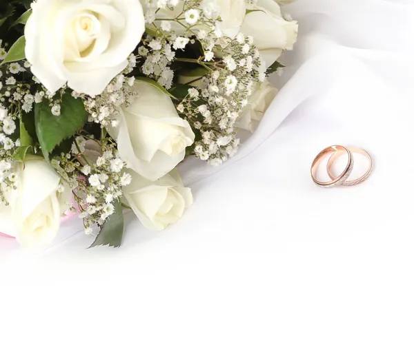 Wedding rings and roses — Stock Photo, Image