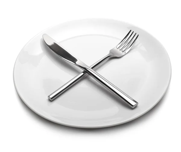 포크와 칼이 달린 흰 빈 접시 — 스톡 사진