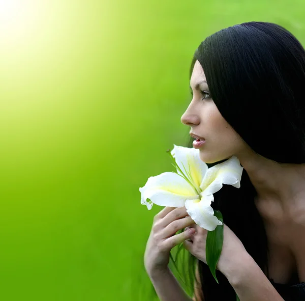 Όμορφη γυναίκα με λουλούδι κρίνου — Φωτογραφία Αρχείου