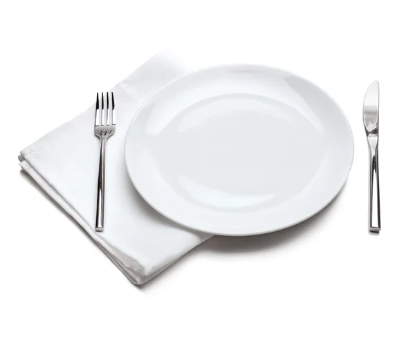 Piatto bianco vuoto con forchetta e coltello — Foto Stock
