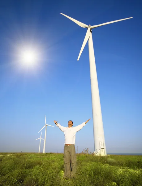 Man and wind turbines under blue sky — Stock Photo, Image