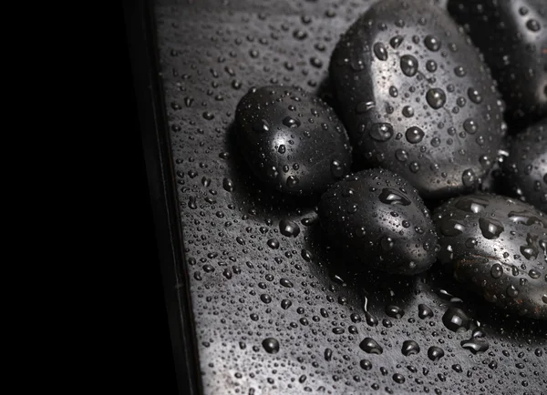 Μαύρη πέτρα με νερό που πέφτει — Φωτογραφία Αρχείου