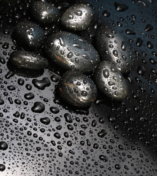 Schwarzer Stein mit Wassertropfen — Stockfoto