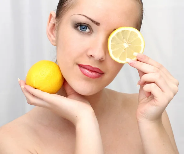 Красива жінка з лимоном — стокове фото