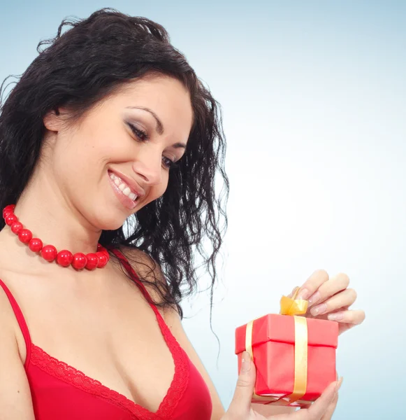 Красивая женщина с коробкой подарков — стоковое фото