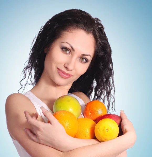 Hermosa mujer con fruta — Foto de Stock