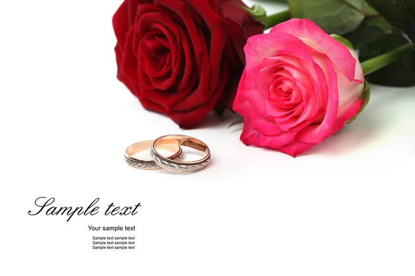 結婚指輪とバラの花束 — ストック写真