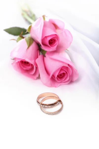 Ramo de anillos de boda y rosas —  Fotos de Stock