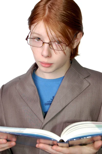 Czytanie książki na białym tle nastolatek — Zdjęcie stockowe
