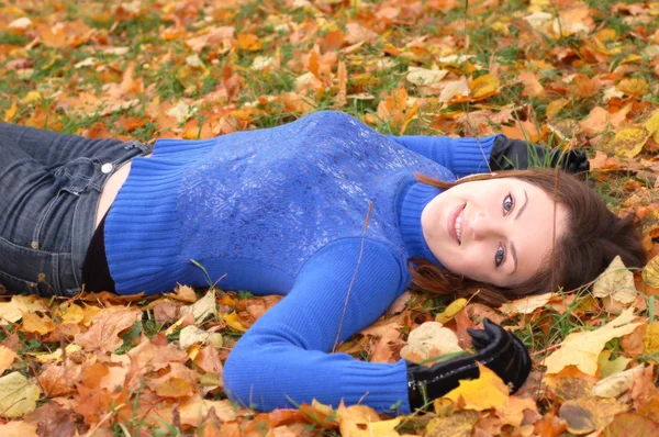 Jeune femme heureuse dans le parc d'automne — Photo