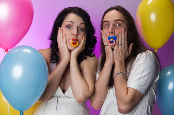 Αστεία έγκυος ζευγάρι ποζάρει στο στούντιο — Φωτογραφία Αρχείου