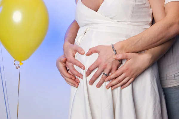 Feliz casal grávida posando em estúdio — Fotografia de Stock